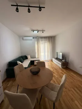 Dnevni boravak sa trpezarijom i garniturom za sjedenje. - image 2