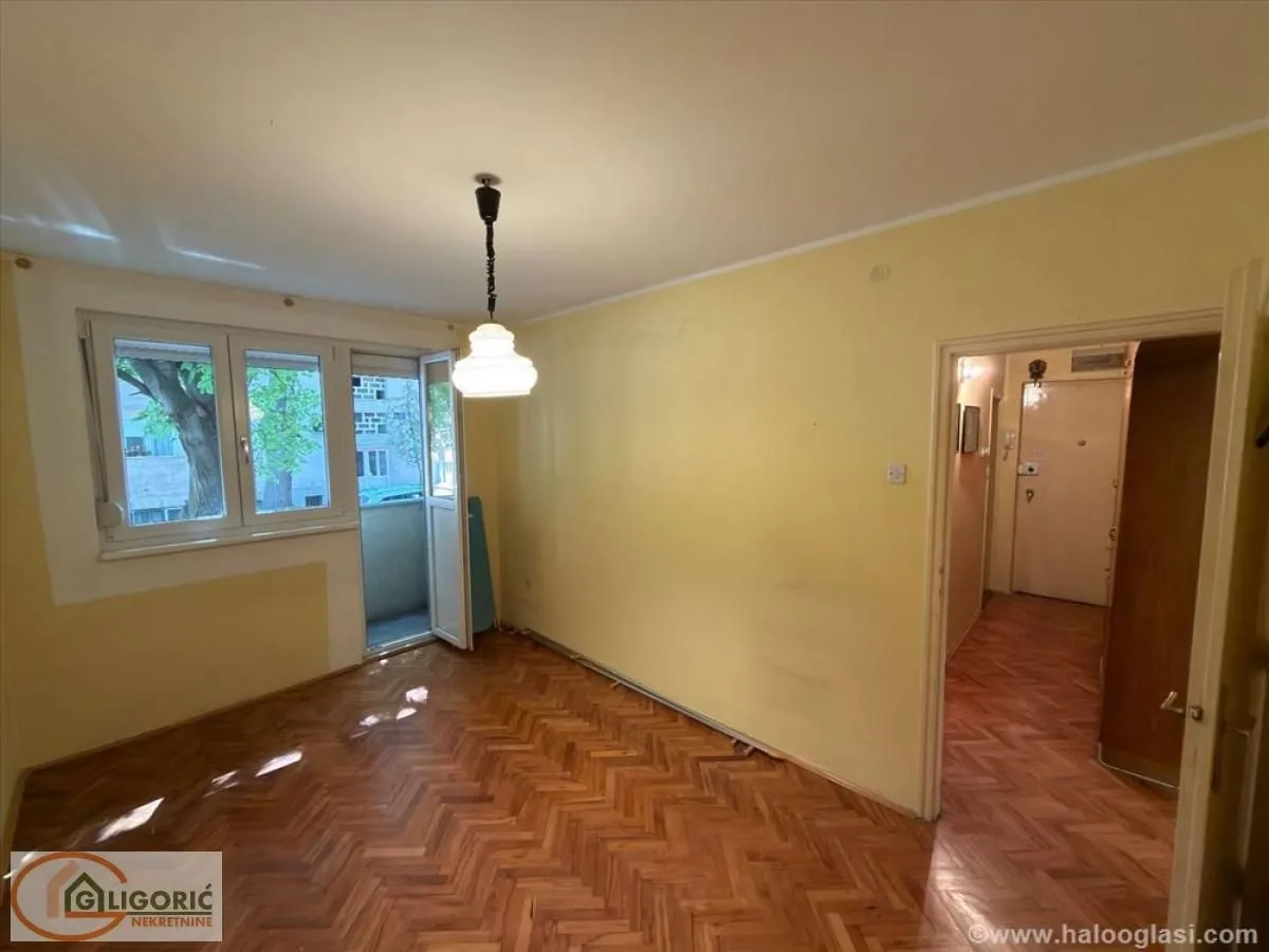 Empty room with parquet flooring and access to the terrace.