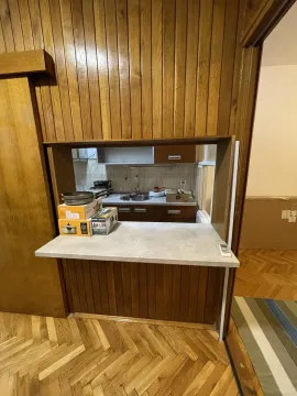 Kuhinjski šank sa drvenim pregradnim zidom i klasičnim parketom. - image 4