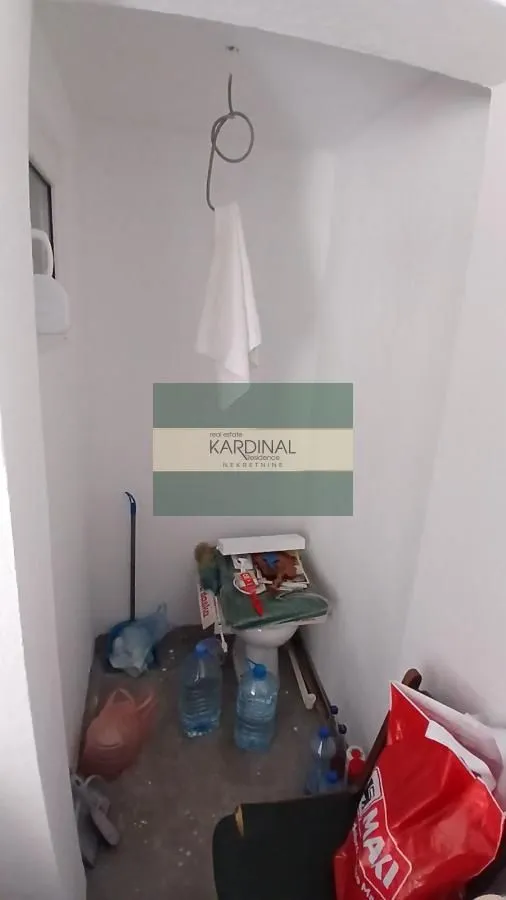 Manje kupatilo u toku radova sa toaletom i raznim predmetima.