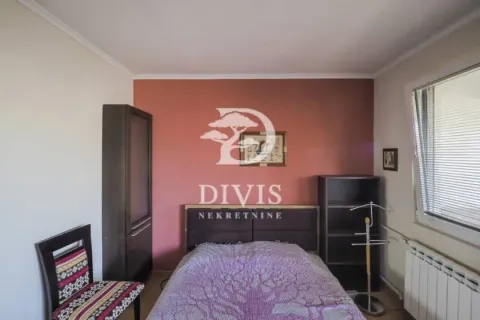 Nameštena spavaća soba sa bračnim krevetom, ormarom i prozorom. - image 15