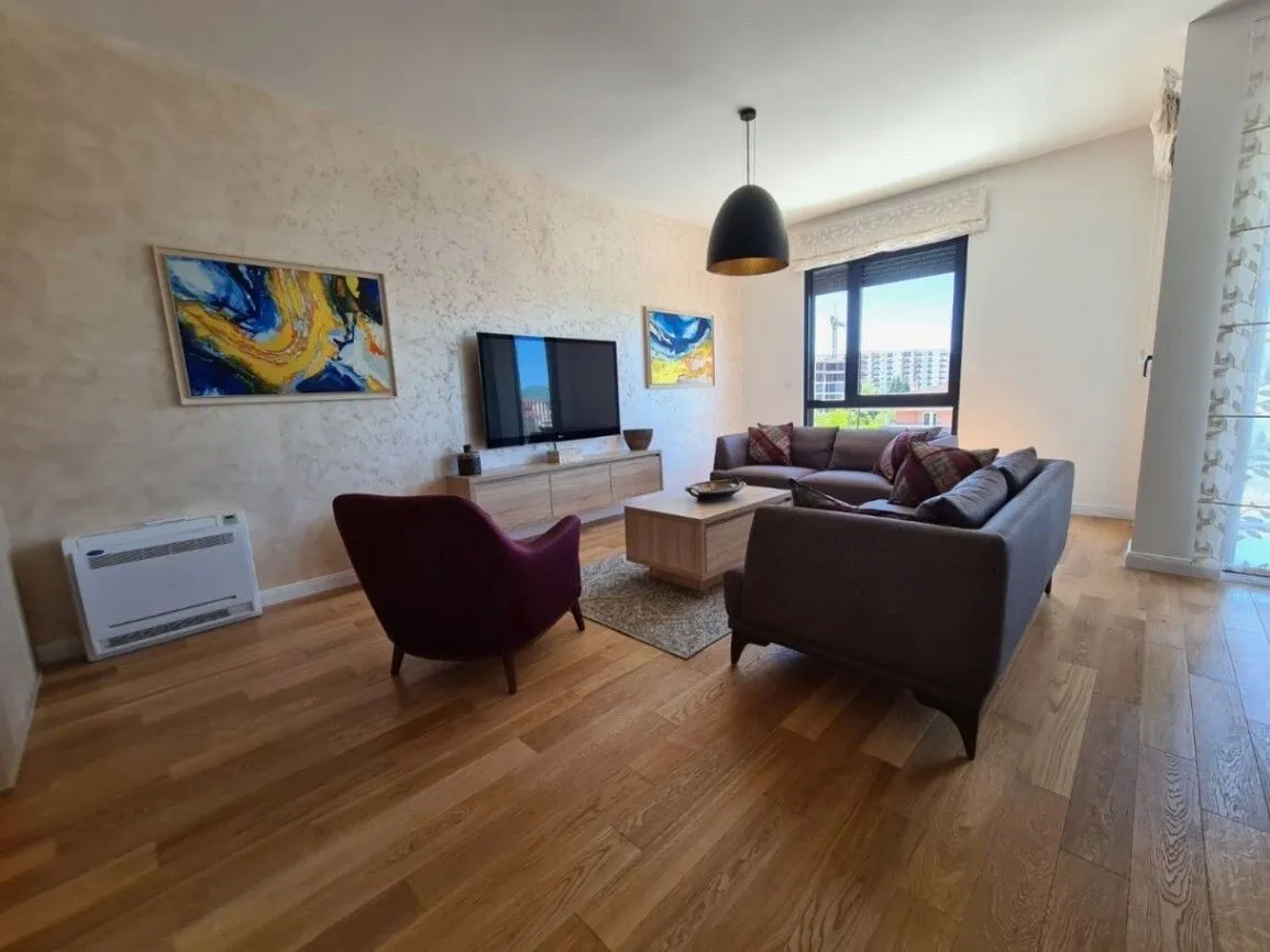 Izdavanje, trosoban stan, 95m², City Kvart, Podgorica