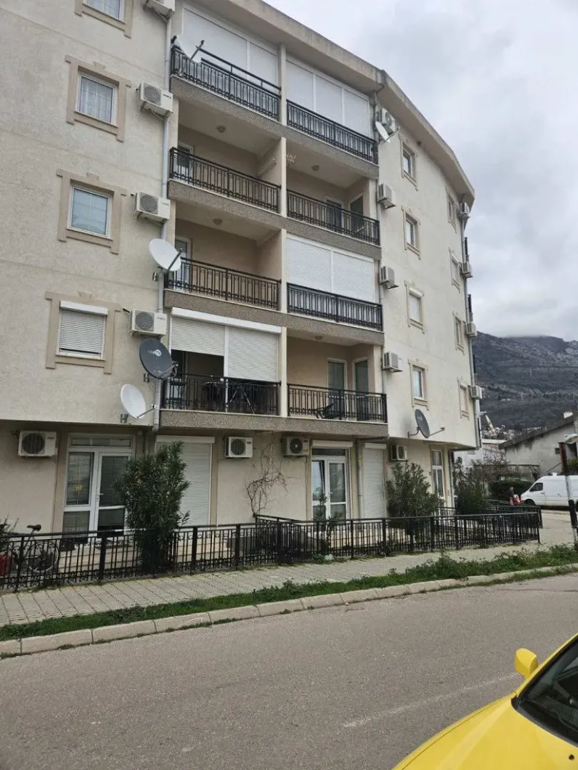 Spoljašnji izgled višestambene stambene zgrade sa balkonima.