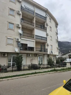 Spoljašnji izgled višestambene stambene zgrade sa balkonima. - image 4
