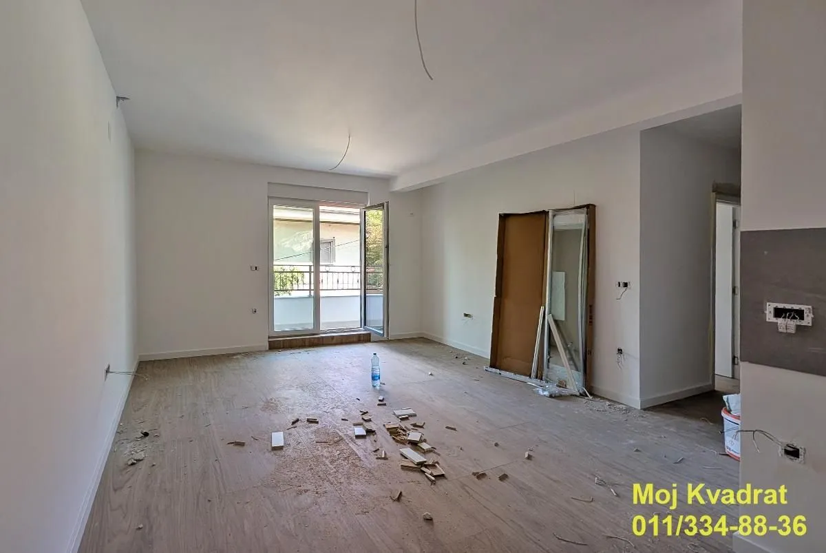 Prazna prostorija u toku završnih radova sa izlazom na terasu.