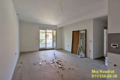 Prazna prostorija u toku završnih radova sa izlazom na terasu. - image 2