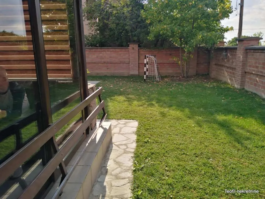 Travnato dvorište sa ogradom i malim golom.