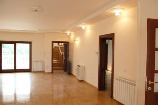 Izdavanje, četvorosoban stan, 200m², Savski Venac, Beograd