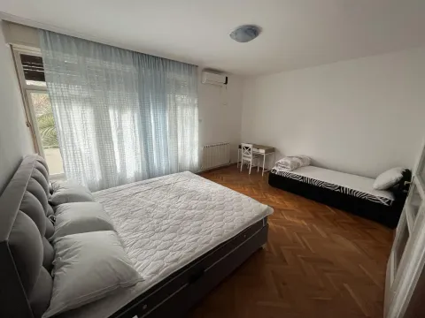 Svijetla spavaća soba sa dva kreveta i radnim stolom. - image 22