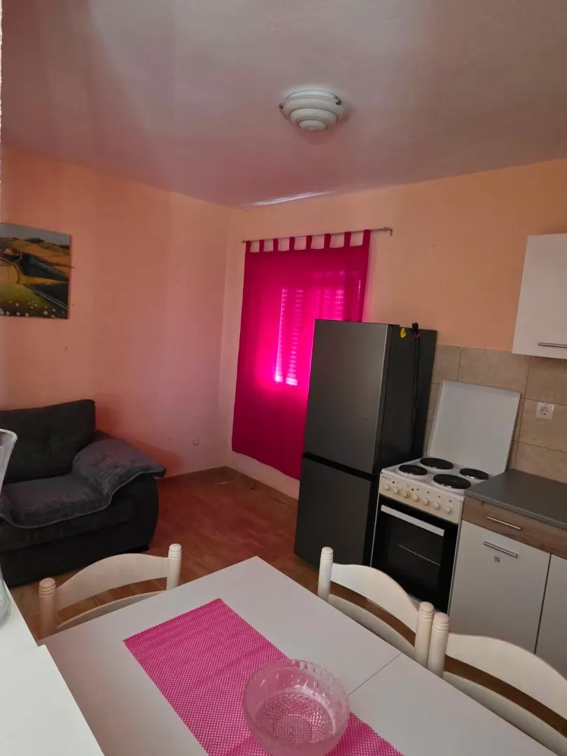 Izdavanje, dvosoban stan, 50m², Kavač, Kotor