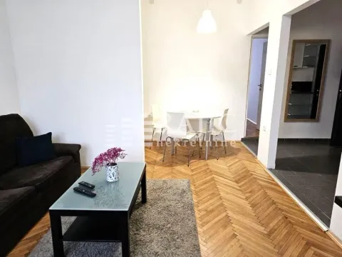 Dnevna soba sa garniturom i trpezarijskim delom u pozadini. - image 4