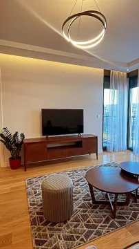 Moderan dnevni boravak sa TV komodom, stolićem i tepihom. - image 6