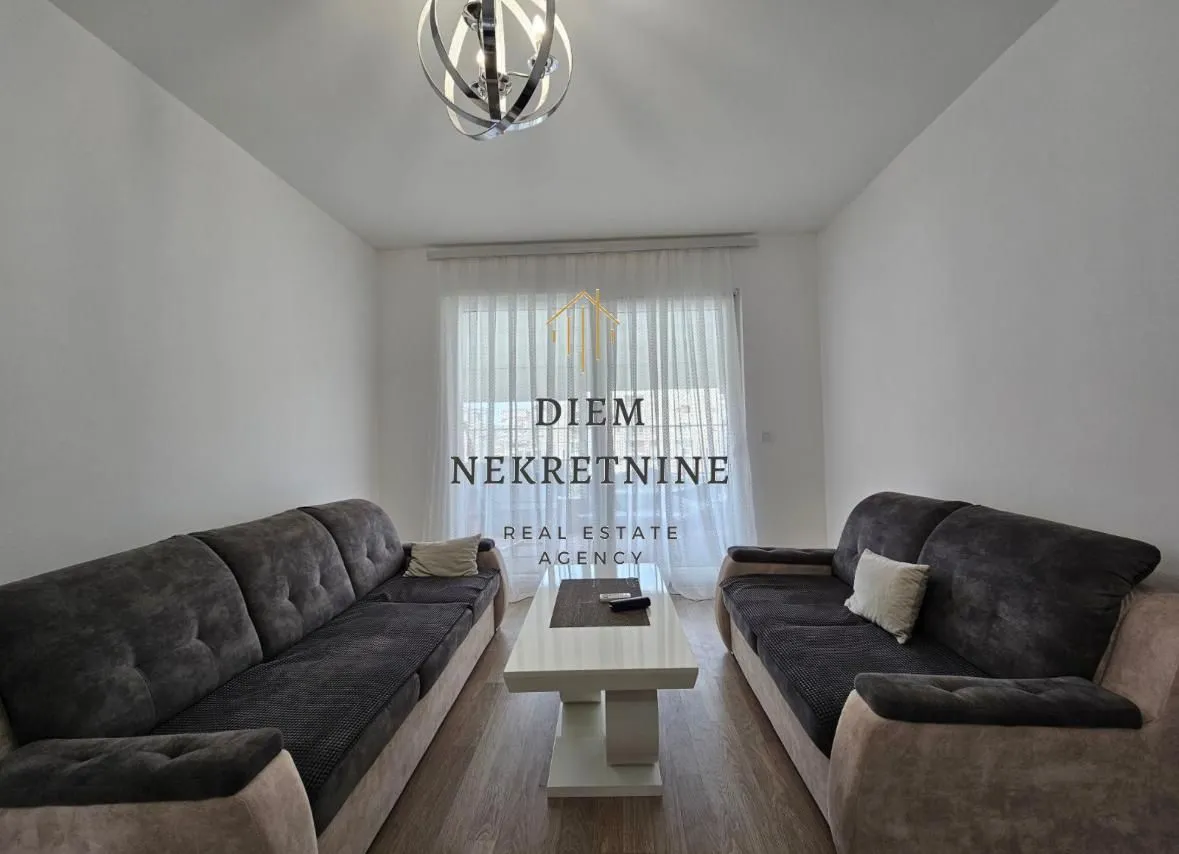 Izdavanje, trosoban stan, 120m², Centar, Bar