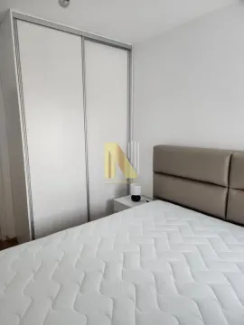 Moderna spavaća soba sa bračnim krevetom i ugradnim plakarom. - image 9