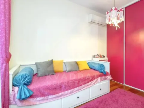 Dječja spavaća soba sa krevetom i roze garderoberom. - image 6
