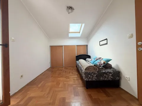 Manja spavaća soba sa krevetom, laminatom i krovnim prozorom. - image 6