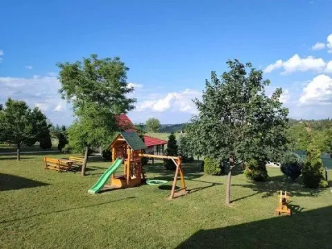 Zeleno dvorište sa dečjim igralištem i drvenom klupom. - image 7