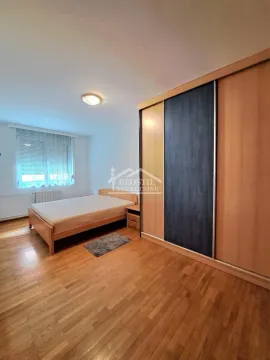 Spavaća soba sa bračnim krevetom i velikim ugradnim garderoberom. - image 9