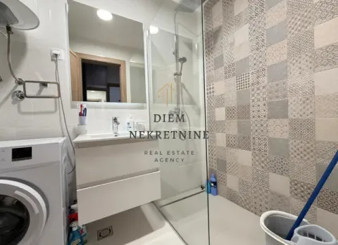 Moderno opremljeno kupatilo sa tuš kabinom i veš mašinom. - image 7