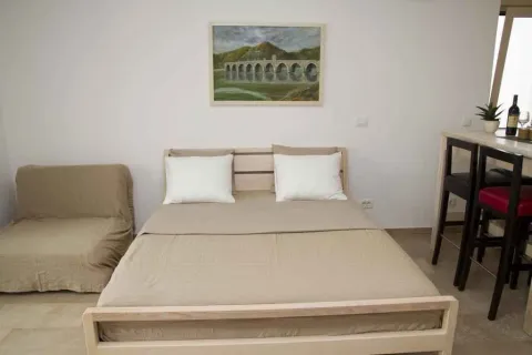 Svijetla spavaća soba sa bračnim krevetom, pomoćnim ležajem i šankom. - image 11