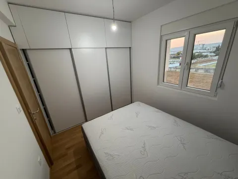 Bedroom with a bed and a built-in wardrobe. - image 13