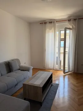 Dnevna soba sa garniturom, klub stočićem i izlazom na terasu. - image 2