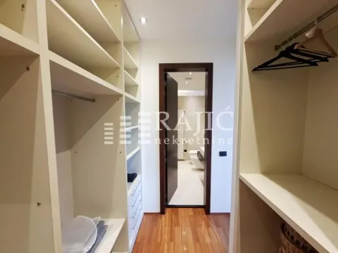 Built-in wardrobe in the bedroom with a view of the bathroom. - image 8