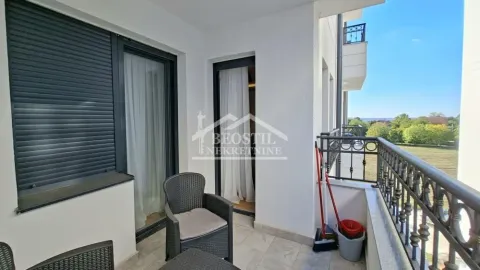 Namještena terasa sa garniturom za sedenje i pogledom na okolinu. - image 13