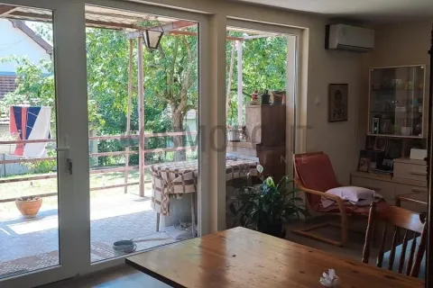 Dnevni boravak sa trpezarijskim stolom i izlazom na terasu. - image 2