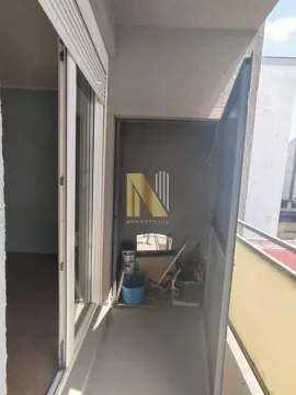 Pogled na balkon sa spoljnom ostavom i kliznim vratima. - image 24