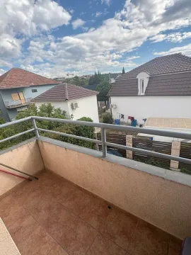 Pogled sa popločanog balkona na okolne kuće i dvorišta. - image 8
