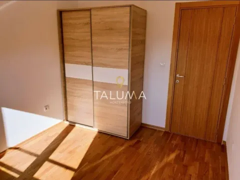 Manja spavaća soba sa drvenim garderoberom i laminatom na podu. - image 4