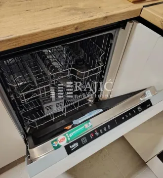 Pogled na otvorenu mašinu za sudove u modernoj kuhinji. - image 11