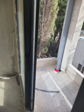 Pogled na nenamještenu terasu u izgradnji sa balkonskim vratima. - image 7