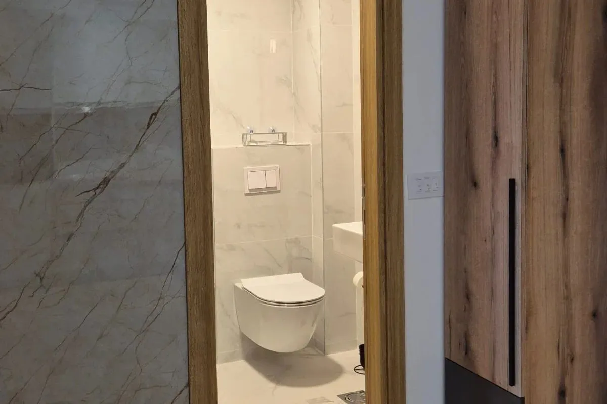 View of a modern bathroom with marble tiles.