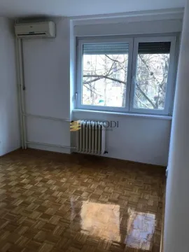 Prazna soba sa parketom na podu i prozorom. - image 4