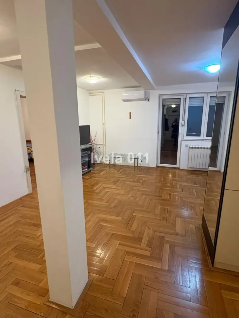 Dnevni boravak sa parketom i izlazom na terasu.