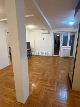 Dnevni boravak sa parketom i izlazom na terasu. - image 11