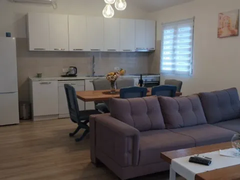 Izdavanje, trosoban stan, 110m², Gradiošnica, Tivat - image 3