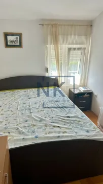 Spavaća soba sa bračnim krevetom, noćnim stočićem i prozorom sa zavjesama. - image 7