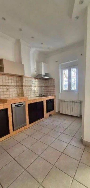 Izdavanje, četvorosoban stan, 144m², Vračar Sve Podlokacije, Beograd