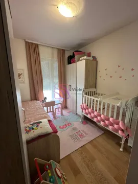 Dječja soba sa krevetcem, krevetom, ormarom i prozorom. - image 10