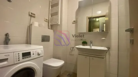 Kompaktno kupatilo sa umivaonikom, WC šoljom, mašinom za veš i ogledalom sa ormarićem. - image 9