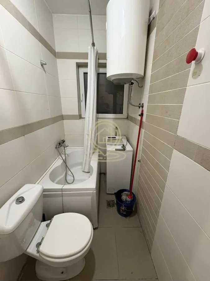 Manje kupatilo sa kadom, wc šoljom i bojlerom.