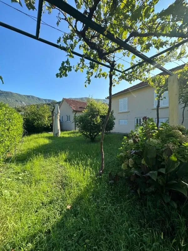 Sale, house, 260m², Zelenika, Podgorica