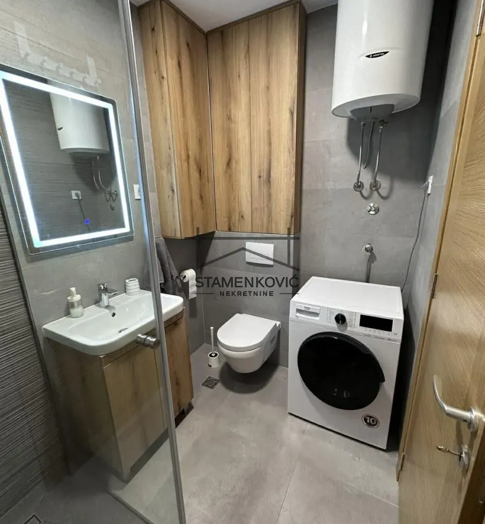 Izdavanje, dvosoban stan, 65m², Centar, Novi Sad