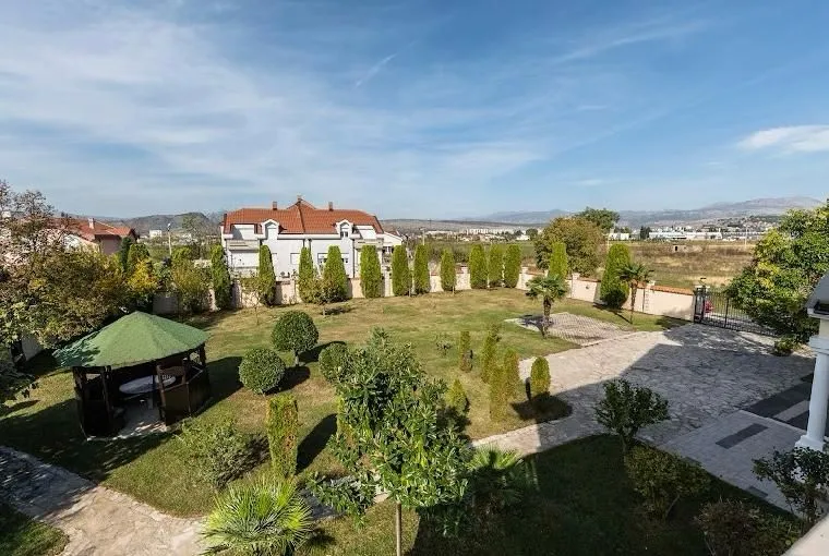 Izdavanje, kuća, 370m², Zabjelo, Podgorica