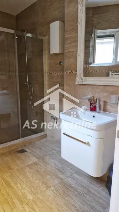 Rent, office space, 72m², Kalenić Pijaca, Vračar Sve Podlokacije