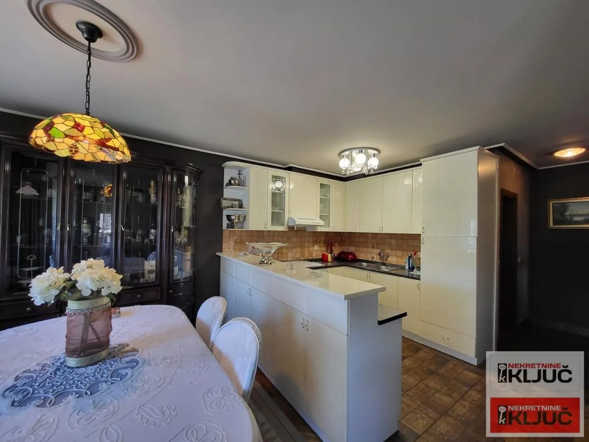 Prodaja, četvorosoban stan, 120m², Novo naselje, Novi Sad