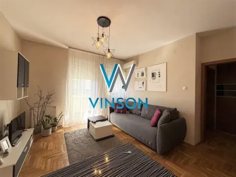 Dnevna soba sa garniturom, televizorom i trpezarijskim stolom. - image 10